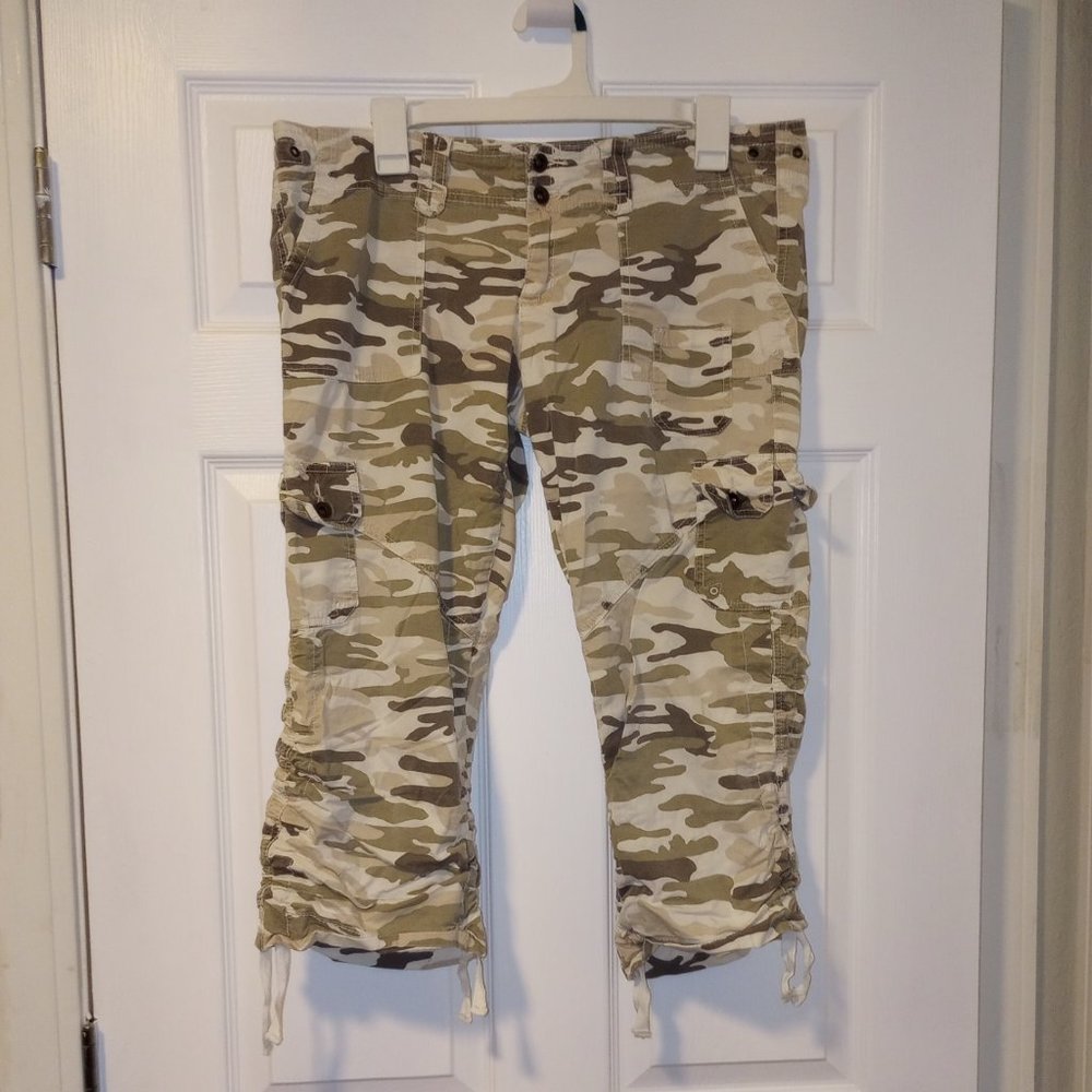 Ellemenno Camo Capri Pants